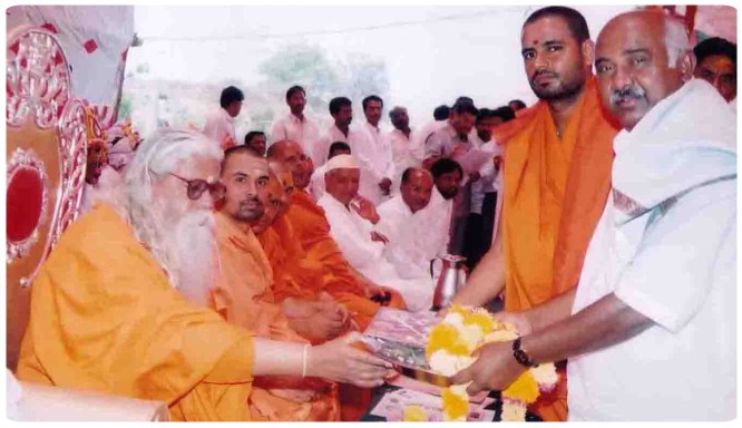 Guru with followers